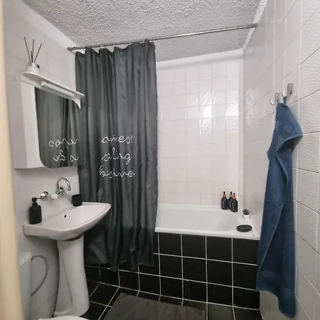 Апартамент Spacious 3 Bedroom Apartment, Close To Metro Station София