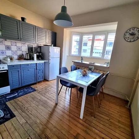 Spacious 3 Bedroom Apartment, Close To Metro Station Апартамент