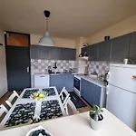 Apartment Spacious 3 Bedroom Apartment, Close To Metro Station