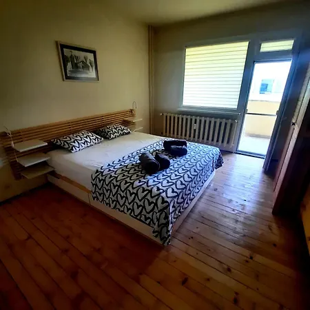 Spacious 3 Bedroom Apartment, Close To Metro Station Lägenhet