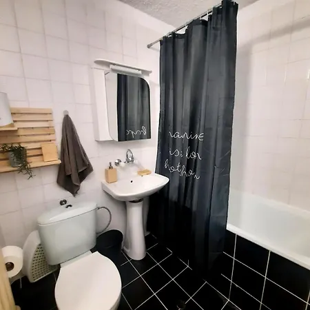 Spacious 3 Bedroom Apartment, Close To Metro Station *