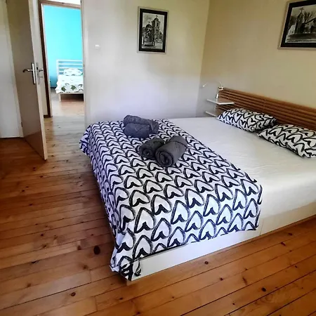 Spacious 3 Bedroom Apartment, Close To Metro Station