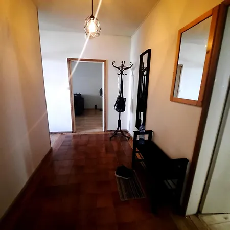 Spacious 3 Bedroom Apartment, Close To Metro Station Lägenhet *