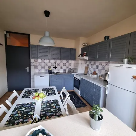 Apartment Spacious 3 Bedroom Apartment, Close To Metro Station