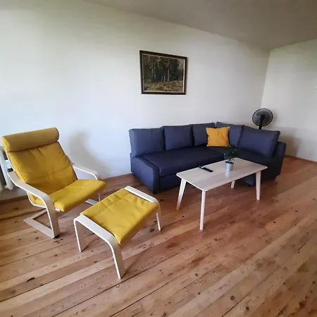 Spacious 3 Bedroom Apartment, Close To Metro Station Appartement *